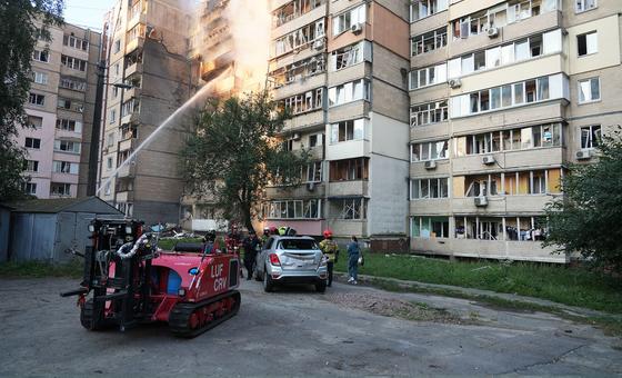 救援人员正在乌克兰首都基辅的一栋居民楼内扑灭火情。