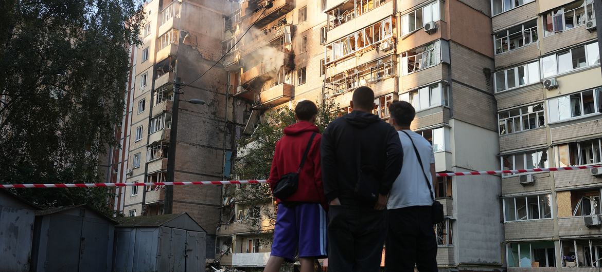 Moradores locais observam um prédio que foi atacado por um drone em Kiev, na Ucrânia