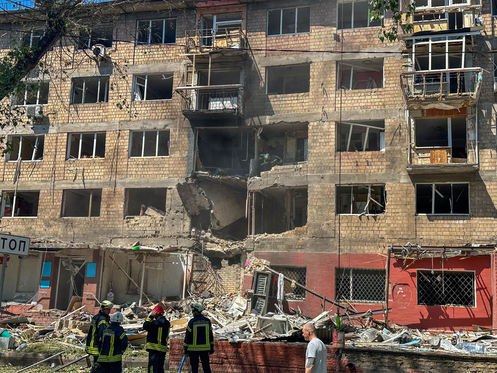 Поврежденное в ходе боевых действий здание в Киеве. (Архив)