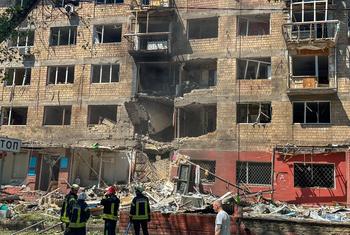 Поврежденное в ходе боевых действий здание в Киеве. (Архив)