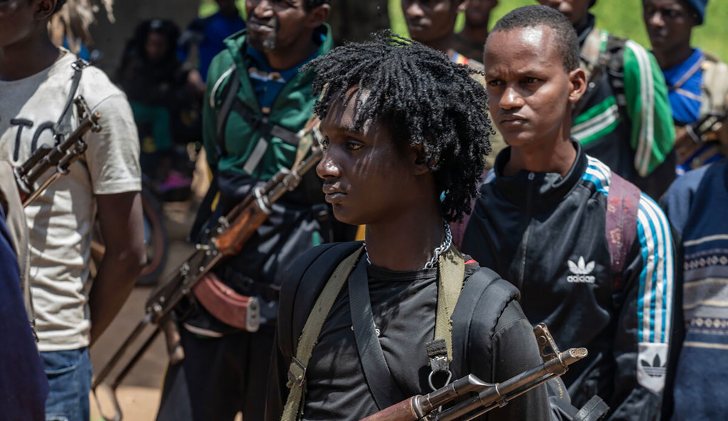 Un jeune membre d'un groupe armé en République centrafricaine s'apprête à rendre son arme. Un jeune membre d'un groupe armé en République centrafricaine s'apprête à rendre son arme.
