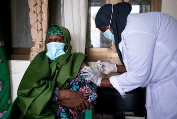 सोमालिया में एक महिला को कोविड-19 की वैक्सीन का टीका लगाए जाते हुए.