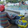 Mwanamke aliyehamishwa na Ghasia katika mji mkuu wa Haiti, Port-au-Prince akifua nguo katika bustani ya jiji.