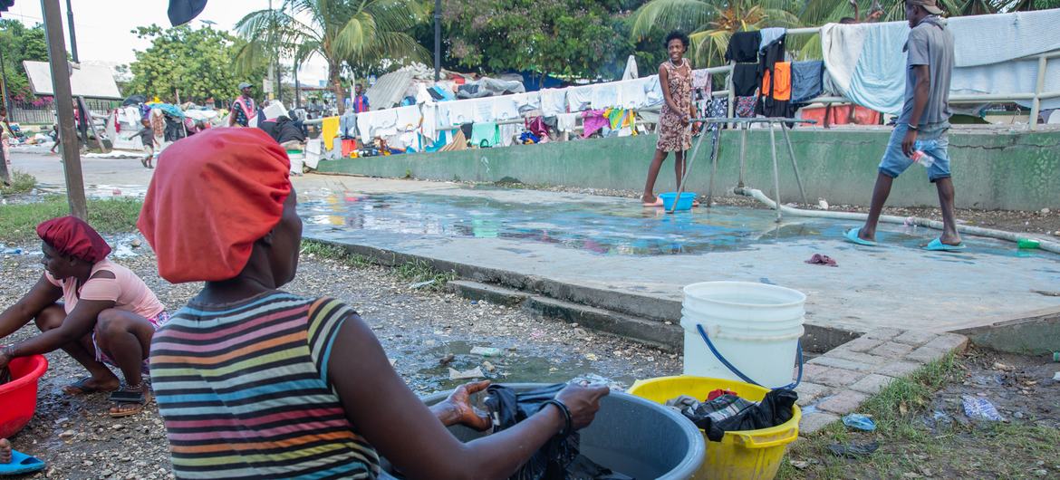 Una mujer desplazada por la violencia en la capital haitiana, Puerto Príncipe, lavando la ropa en un parque de la ciudad.