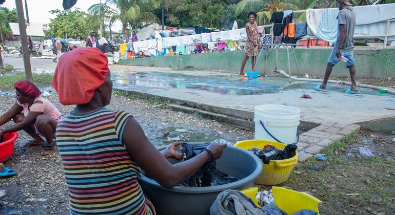 Mulher haitiana forçada a fugir da violência em Porto Príncipe