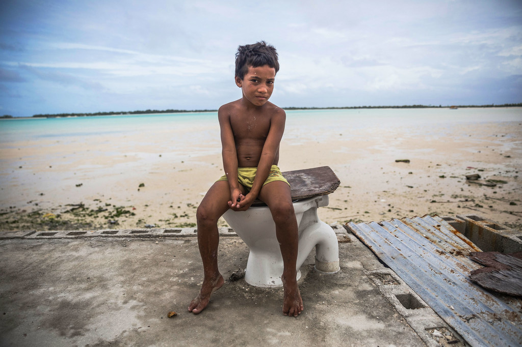 Un niño del poblado de Bikenibeu en Tarawa del Sur, Kiribati.