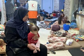 Una mujer y su hijos buscan refugio en el hospital Al-Quds de Gaza. (archivo)