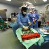 أطباء يجرون عملية جراحية في مستشفى القدس في غزة.