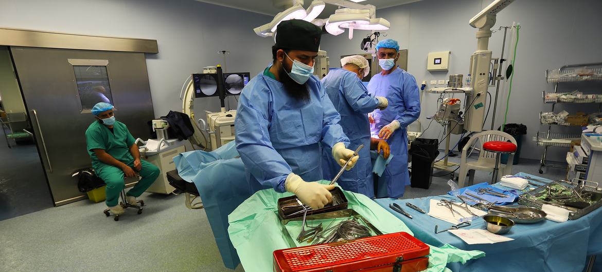جراحون يقومون بإجراء عملية جراحية لمريض في مستشفى القدس في غزة. (ملف)