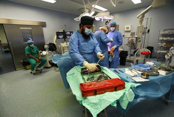 Cirujanos operando a un paciente en el hospital Al-Quds, en Gaza. (Foto de archivo)