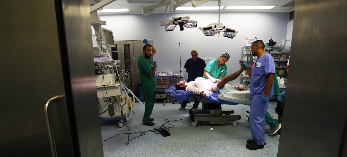 Un hombre es atendido en el hospital Al-Quds en Gaza. (Foto de archivo)