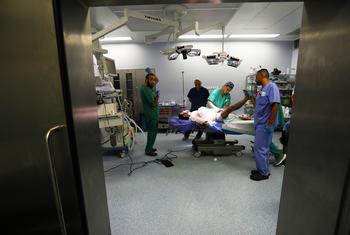 Un hombre es atendido en el hospital Al-Quds en Gaza. (Foto de archivo)