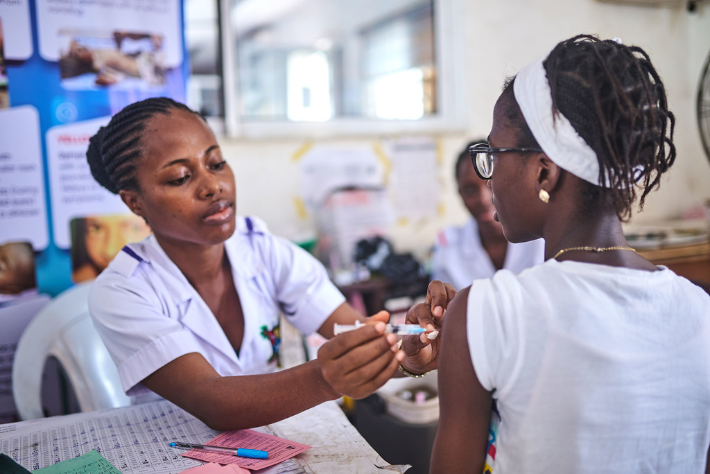 À Lagos, au Nigéria, une professionnelle de santé vaccine une jeune fille contre le VPH.