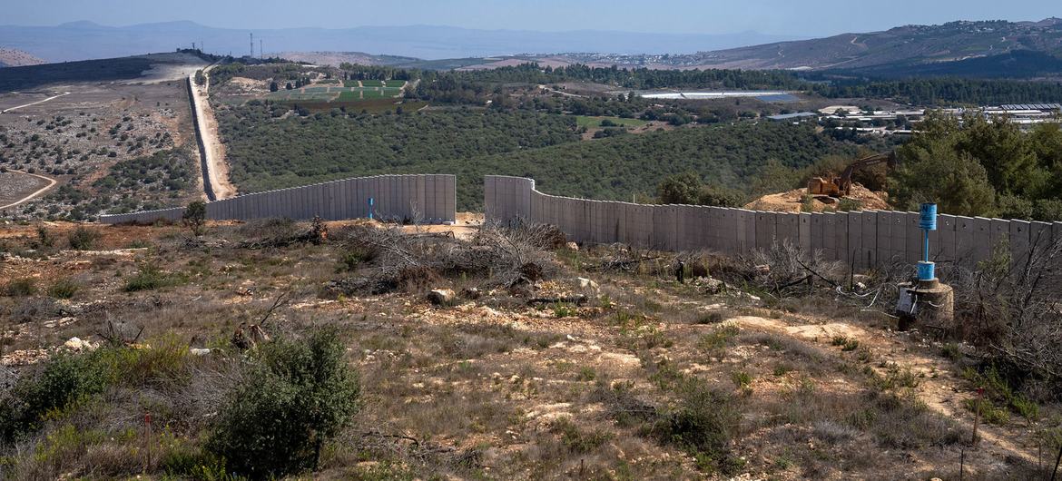 Muros de concreto em forma de T erguidos pelas Forças de Defesa de Israel, IDF, perto de Yaroun, no sul do Líbano