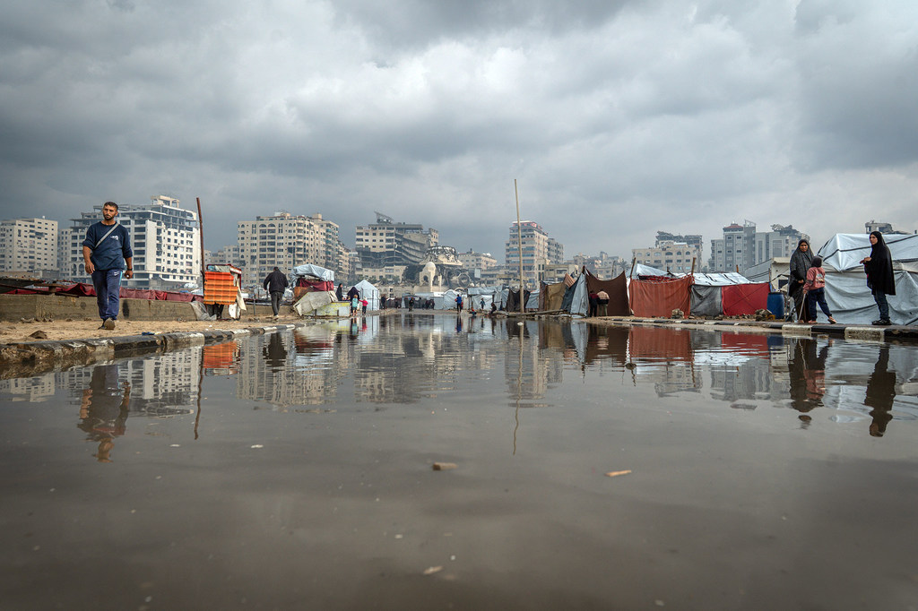 暴雨过后，加沙民众行走在积水坑旁。