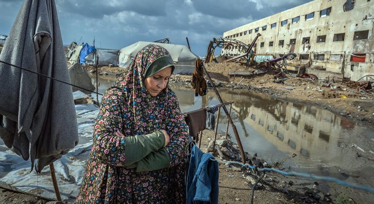 À Gaza, une femme se tient devant sa tente inondée, après le débordement d'un système d'égouts voisin dû aux fortes pluies.