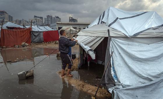 غزة - الأمطار الغزيرة تغرق خيام النازحين وتزيد المخاطر الصحية