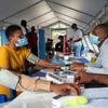 कोविड-19 महामारी के दौरान काँगो लोकतांत्रिक गणराज्य में एक व्यक्ति को वैक्सीन दिए जाने की तैयारी की जा रही है.