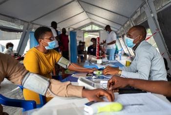 कोविड-19 महामारी के दौरान काँगो लोकतांत्रिक गणराज्य में एक व्यक्ति को वैक्सीन दिए जाने की तैयारी की जा रही है.