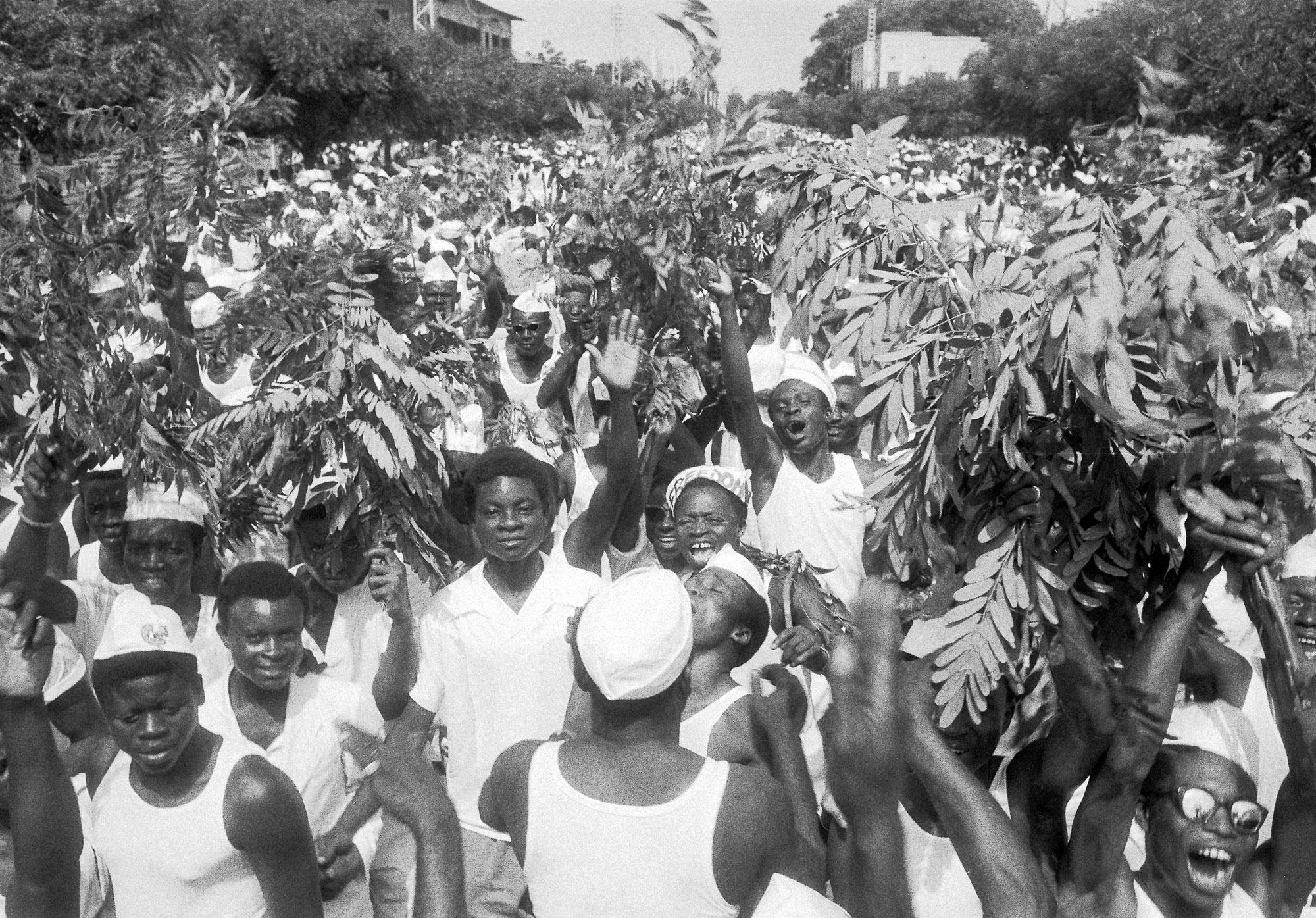 Wakundi wa wanaume na wanawake wanasherehekea katika bustani ya mitende huko Lomé, Togo, tarehe 1 Mei 1958, baada ya kuchagua Bunge jipya la Wabunge.