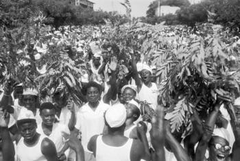 فرانس کے زیر قبضہ رہنے والے ٹوگولینڈ میں 1958 میں ہونے والے ایک انتخاب کے نتائج پر مقامی لوگ خوشیاں منا رہے۔ اس انتخاب سے ٹوگو کی آزادی کی راہ ہموار ہوئی۔