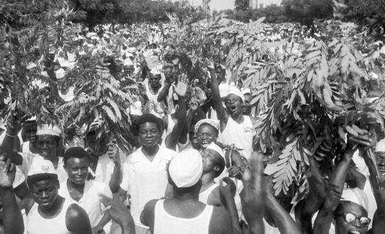 1958年，西非地区原法国托哥兰的选民们庆祝新国民议会的选举，这是迈向托哥独立的重要一步。