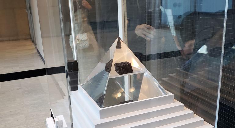 अपोलो 11 अंतरिक्ष यात्रियों द्वारा चंद्रमा से वापस लाया गया चार औंस का पत्थर, संयुक्त राष्ट्र मुख्यालय में प्रदर्शन के लिए रखी गई है.