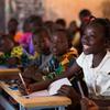 Des enfants déplacés vont à l'école au Burkina Faso.