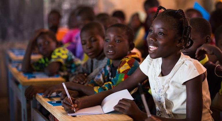 Des enfants déplacés vont à l'école au Burkina Faso.