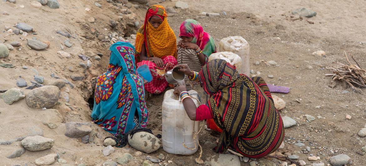 Ženy a děti sbírají vodu ve východním Súdánu.