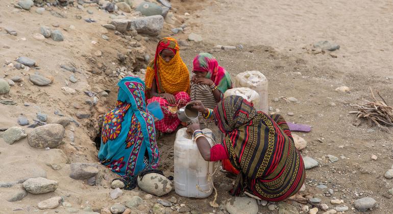 पूर्वी सूडान में पानी इकट्ठा करते, महिलाएँ और बच्चे.