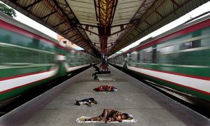 बांग्लादेश के चटगाँव में यह ट्रेन स्टेशन कई लोगों का घर है. 