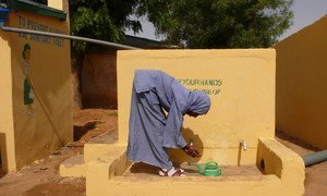 Une fille se lave les mains dans une école primaire de l'État de Zamfara, au Nigéria.