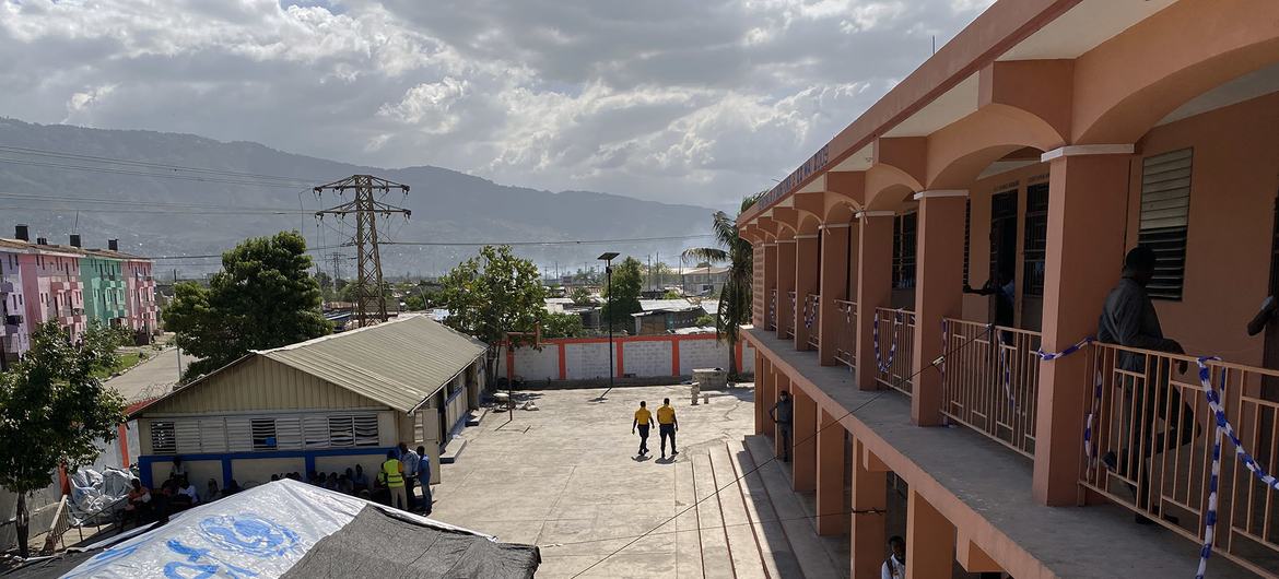 La ONU está apoyando la reapertura de escuelas como Lycée National de La Saline.