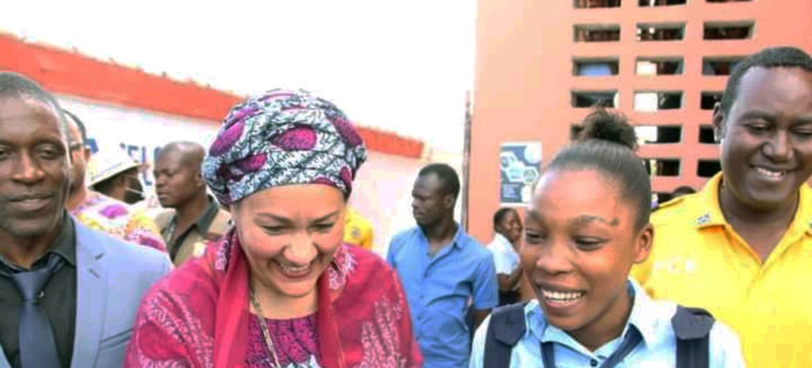الطالبة سيلينا أبولون (يمينا) تلتقي بالسيدة أمينة محمد، نائبة الأمين العام للأمم المتحدة، في هايتي.