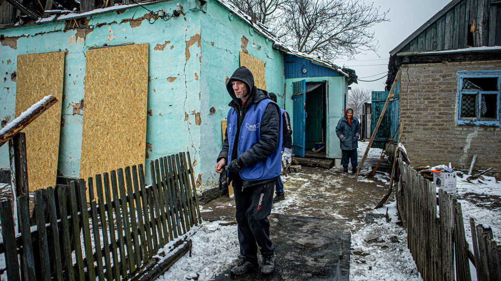 Des personnes touchées par la guerre dans la région de Donetsk, dans l'est de Ukraine, reçoivent une aide pour réparer leurs maisons.