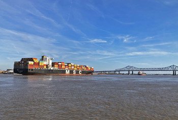 Un buque portacontenedores llega a Nueva Orleans, en Estados Unidos.