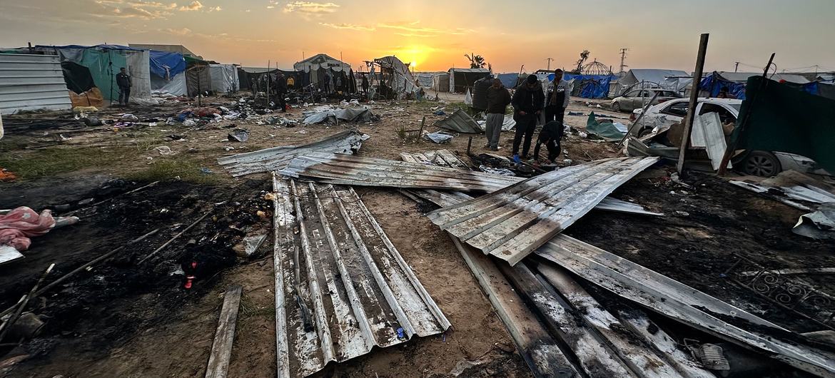 Des abris temporaires à Gaza en ruine, après des raids aériens israéliens.