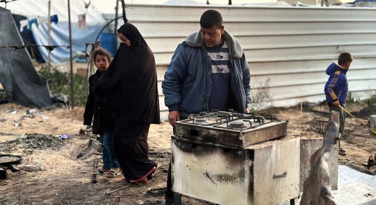 Les membres d'une famille à Gaza, devant les décombres de leur maison.