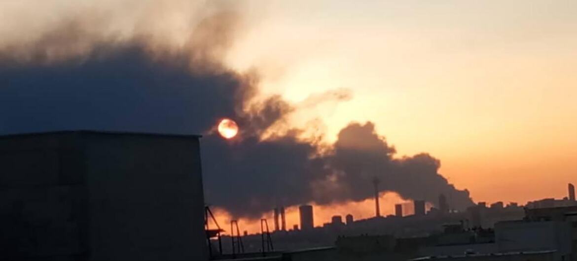 El atardecer detrás de un espeso humo industrial que se eleva sobre el horizonte de la ciudad de Teherán, en Irán.