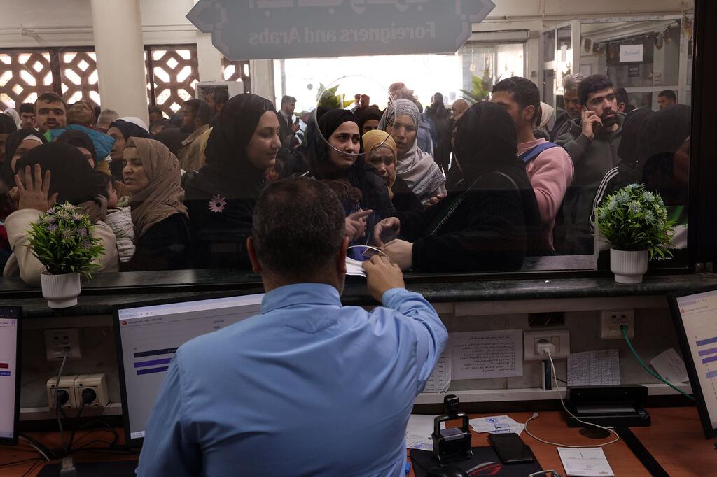 Люди пересекают границу из Ливана в Сирию после эскалации боевых действий.