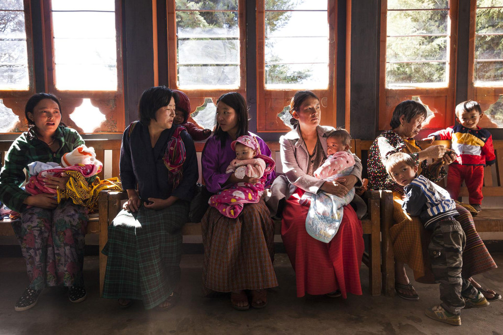 Des mères et leurs bébés attendent de voir des agents de santé soutenus par l'ONU au Bhoutan.