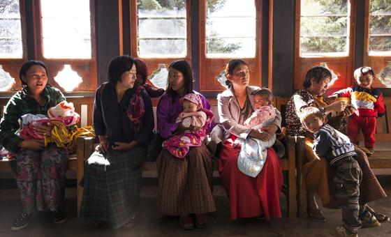 在不丹，母亲们和她们的宝宝正在等待接受联合国支持的医护人员的诊治。