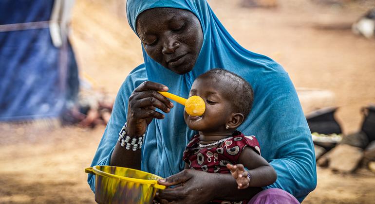 Una madre da papilla a su hija de 10 meses en Burkina Faso, en la región del Sahel, donde el PMA presta asistencia para prevenir la malnutrición.