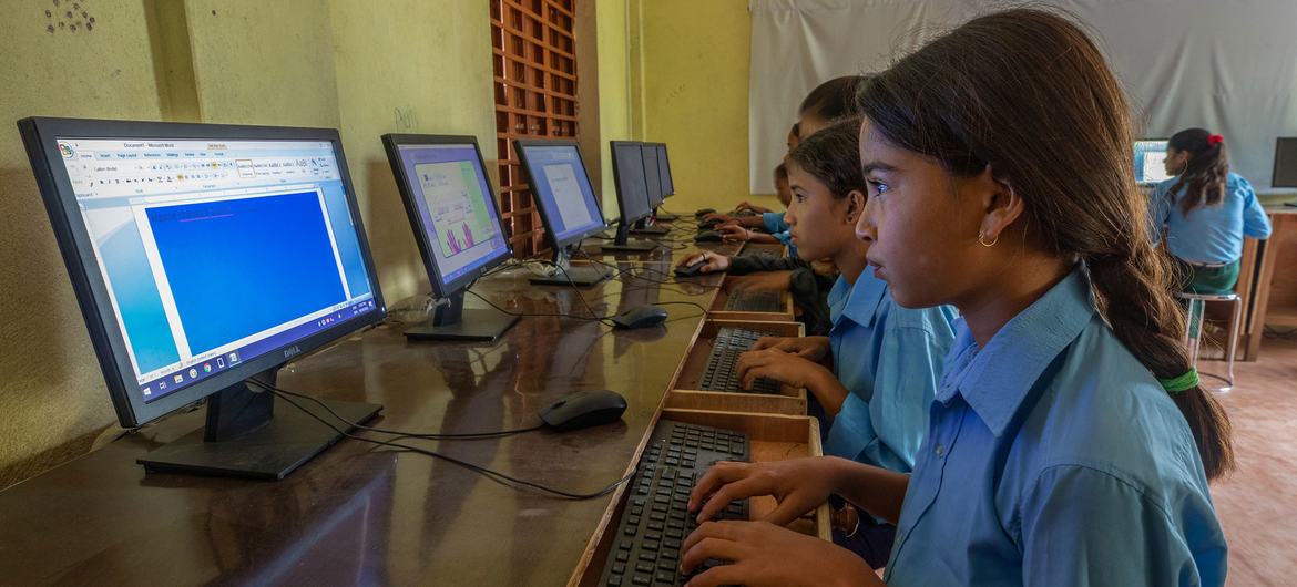 Des élèves suivent un cours d'informatique dans une école secondaire à Kailali, au Népal.