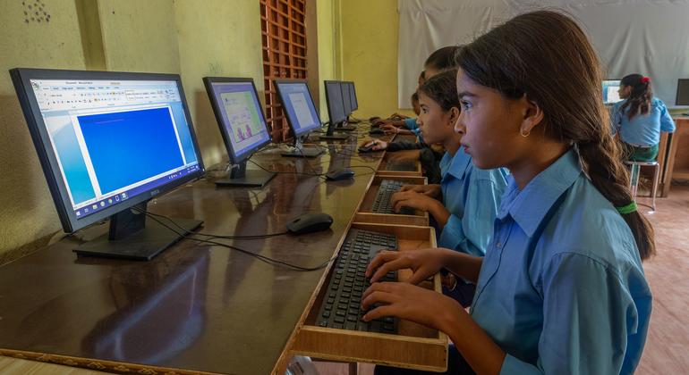 Des élèves suivent un cours d'informatique dans une école secondaire à Kailali, au Népal.