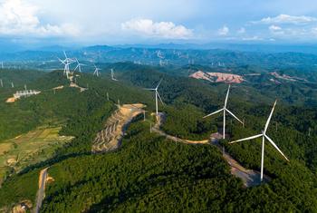 Инвестиции в возобновляемые источники энергии впервые превысли инвестиции в ископаемое топливо.