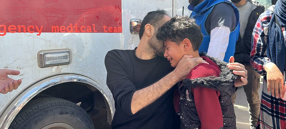 Um menino é tratado por uma equipe móvel de emergência no norte de Gaza
