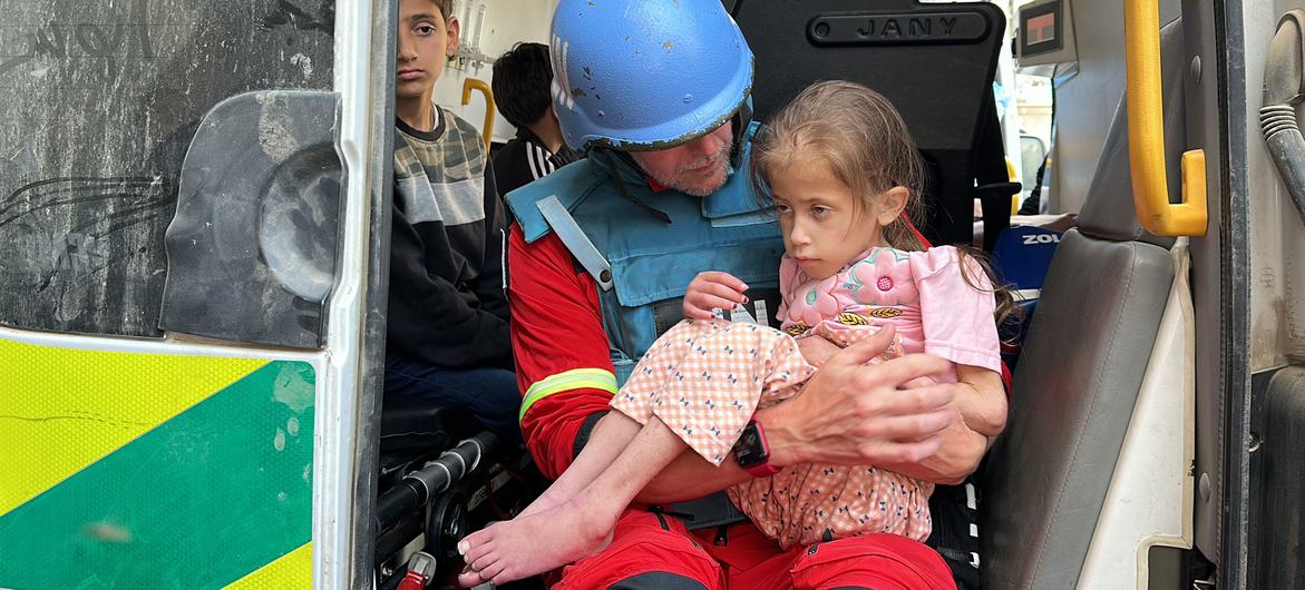 A young girl is transferred from the Kamal Adwan hospital, in the far north of Gaza to a hospital in the south of the enclave. (file)