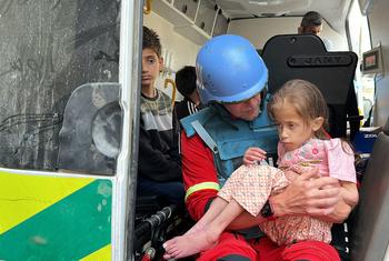 Una niña es trasladada del hospital de Kamal Adwan, en el extremo norte de Gaza, a un hospital del sur del enclave.